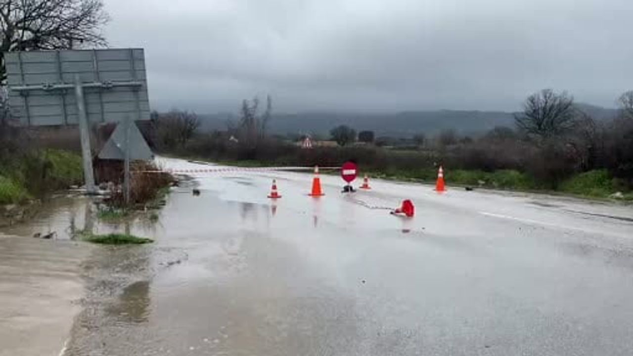 Ayvacık'ta üç gündür süren sağanak: Çay ve dereler taştı, yollar ve tarım arazileri sular altında