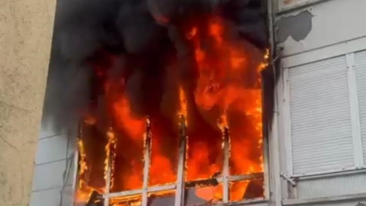 Ayvalık'ta ev yangını: buzdolabı motorunun patlaması büyük hasara yol açtı