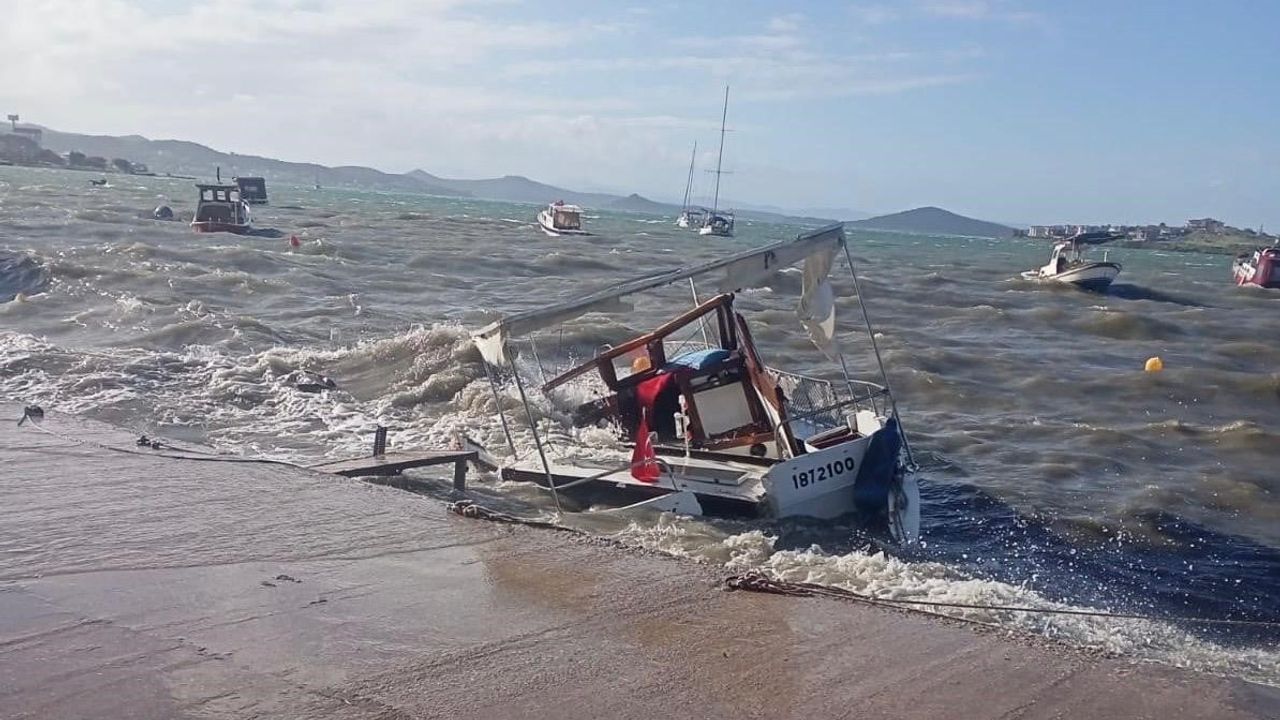Ayvalık'ta kuvvetli lodos sahil ve küçük teknelerde hasara yol açtı
