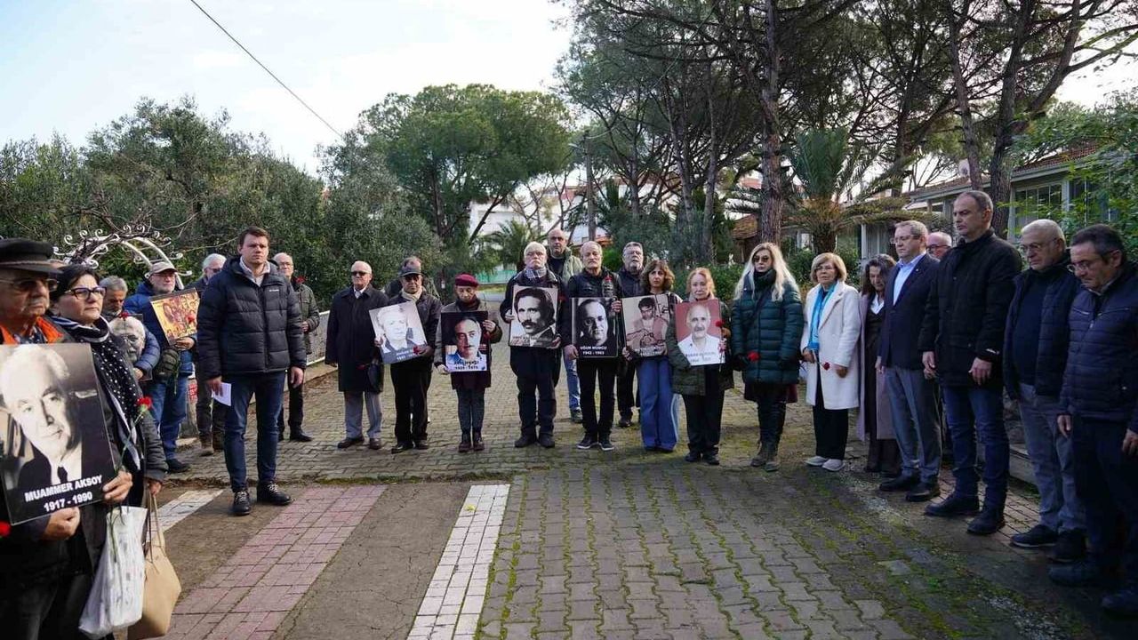Ayvalık'ta Uğur Mumcu, Ölümünün 33. Yılında Evinde Karanfillerle Anıldı