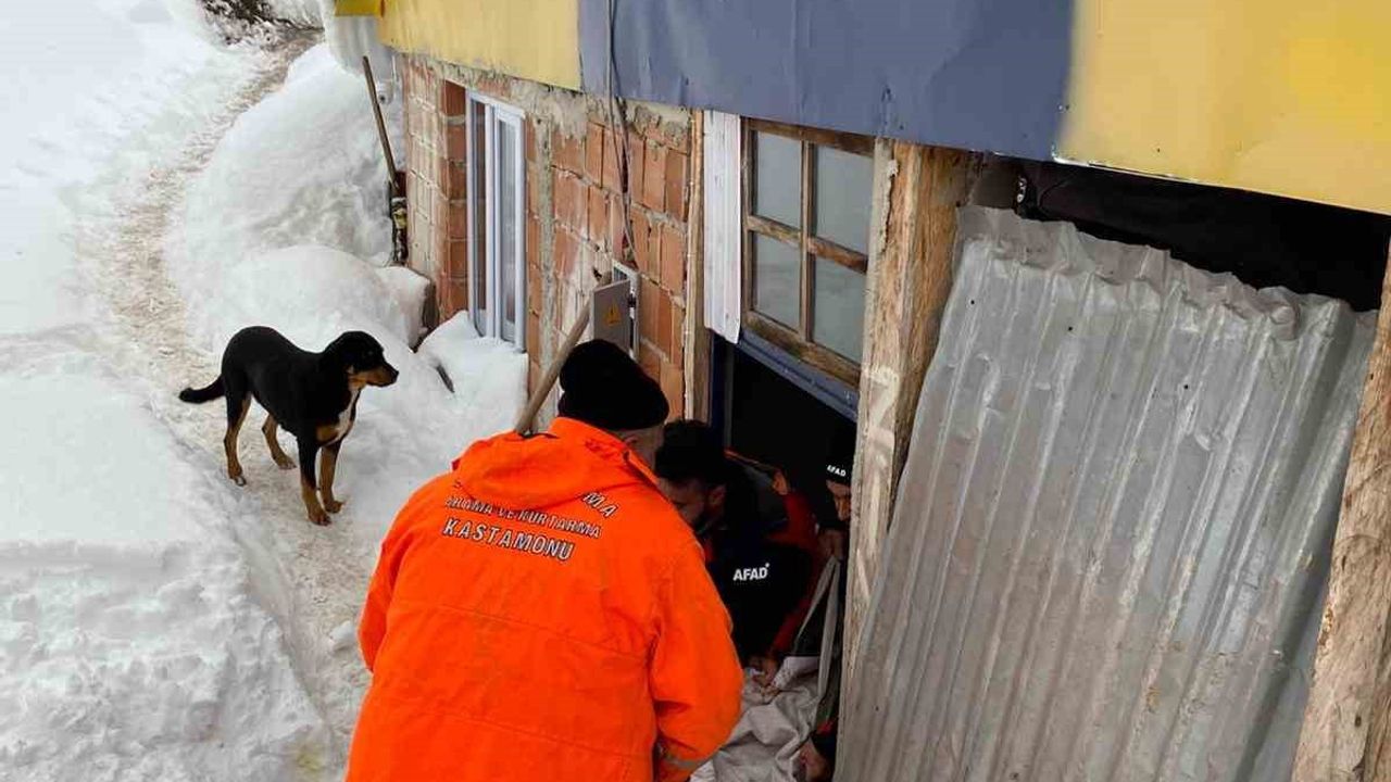 Azdavay'da karla kapanan köyde rahatsızlanan yaşlı kadın AFAD tarafından hastaneye ulaştırıldı