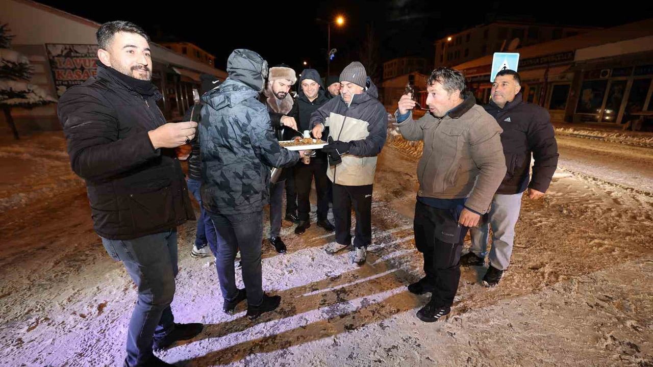 Aziziye Belediye Başkanı Emrullah Akpunar'dan Karla Mücadele Ekiplerine Gece Yarısı Tatlı İkramı