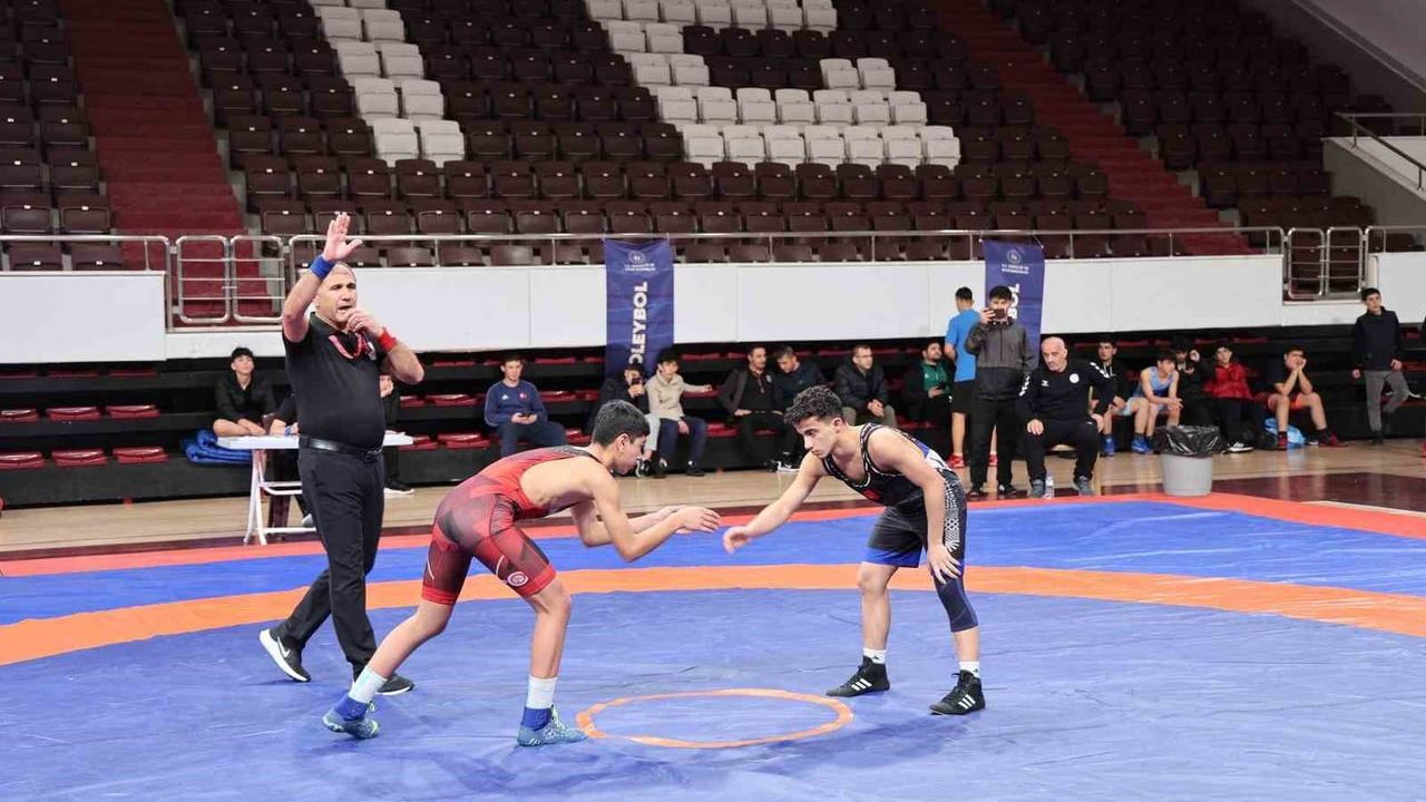 B Gençler Güreş Grup Müsabakaları Elazığ'da: 270 Sporcu, 33 Takım Katılıyor