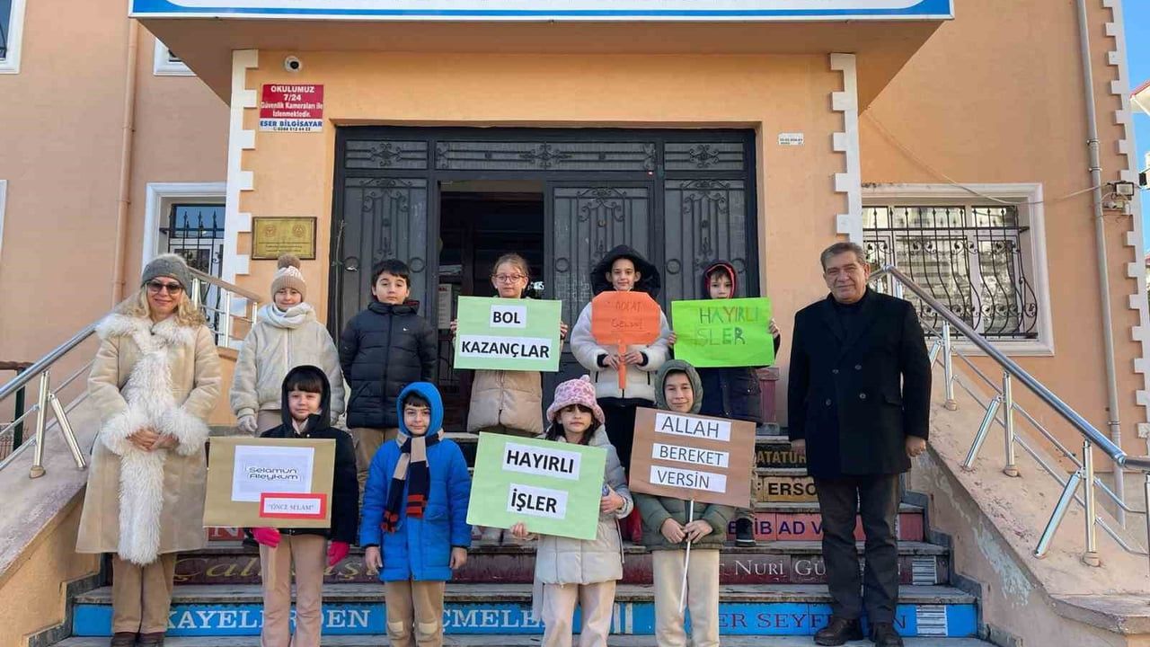 Babaeski'de 'Türkiye Selamlaşıyor' etkinliği: Öğrenciler esnaf ve vatandaşları selamladı