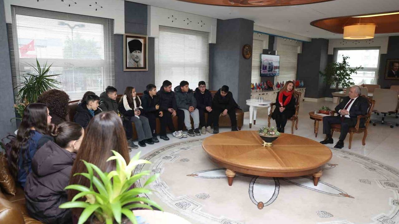 Badırga Çocukları, Kültürel Mirası Seramik Pano ile Başkan Şadi Özdemir’e Sundular