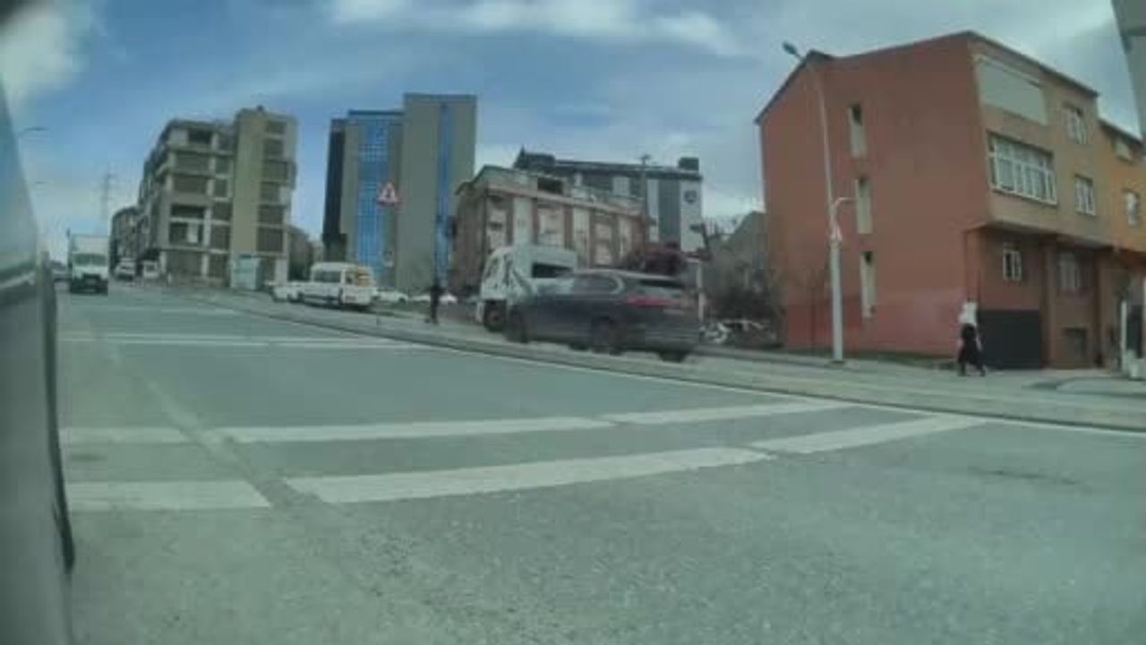 Bağcılar'da çekici kontrolden çıktı: 4 kişi yaralandı