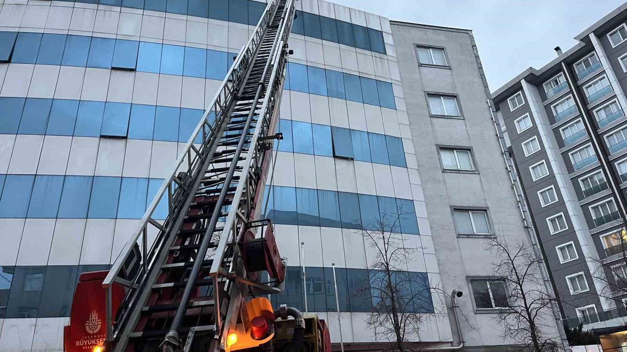 Bağcılar'da kapatılan özel hastanenin çatısında yangın