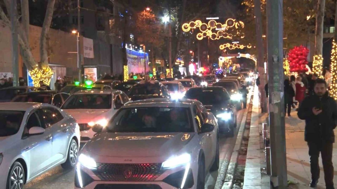 Bağdat Caddesi'nde 2026 Yeni Yıl Kutlamaları: Araç Yoğunluğu ve Konvoy Dikkat Çekti