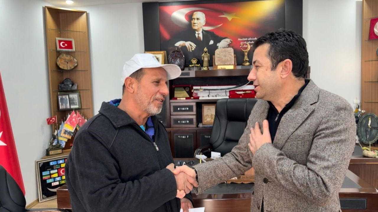 Bahçe'de belediye personeli Mehmet Tıraş, engelli vatandaşın kaybettiği çantayı buldu; Başkan Kadıoğlu ödüllendirdi