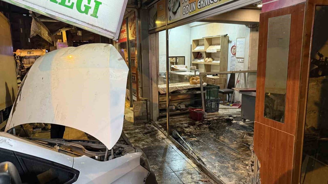 Bahçelievler'de kamyonun çarptığı araç fırına girdi; olay anı güvenlik kamerasında