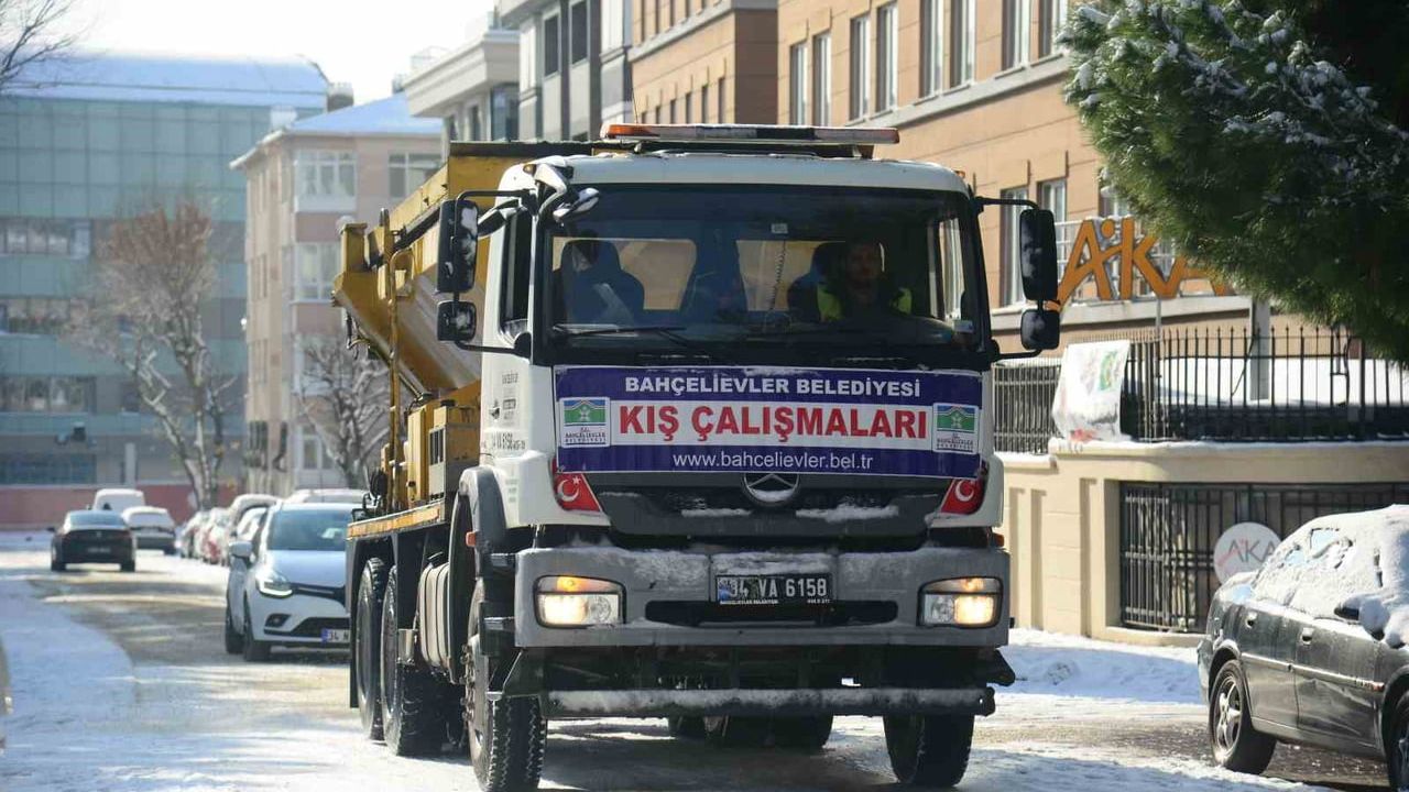 Bahçelievler’de kar mesaisi: 1.500 personel ve 130 araçla tuzlama, temizlik ve çorba ikramı