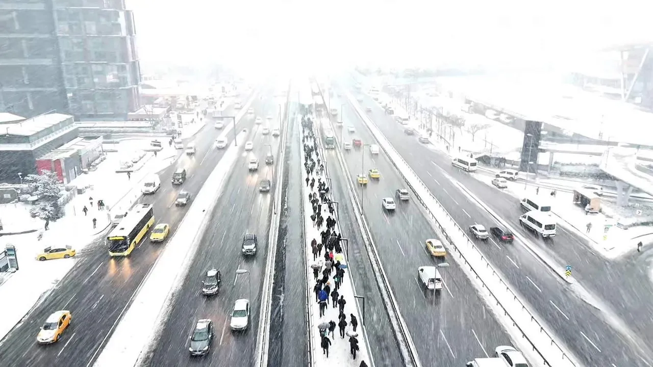 Bahçelievler'de Lapa Lapa Kar: Yenibosna E-5 Havadan Görüntülendi