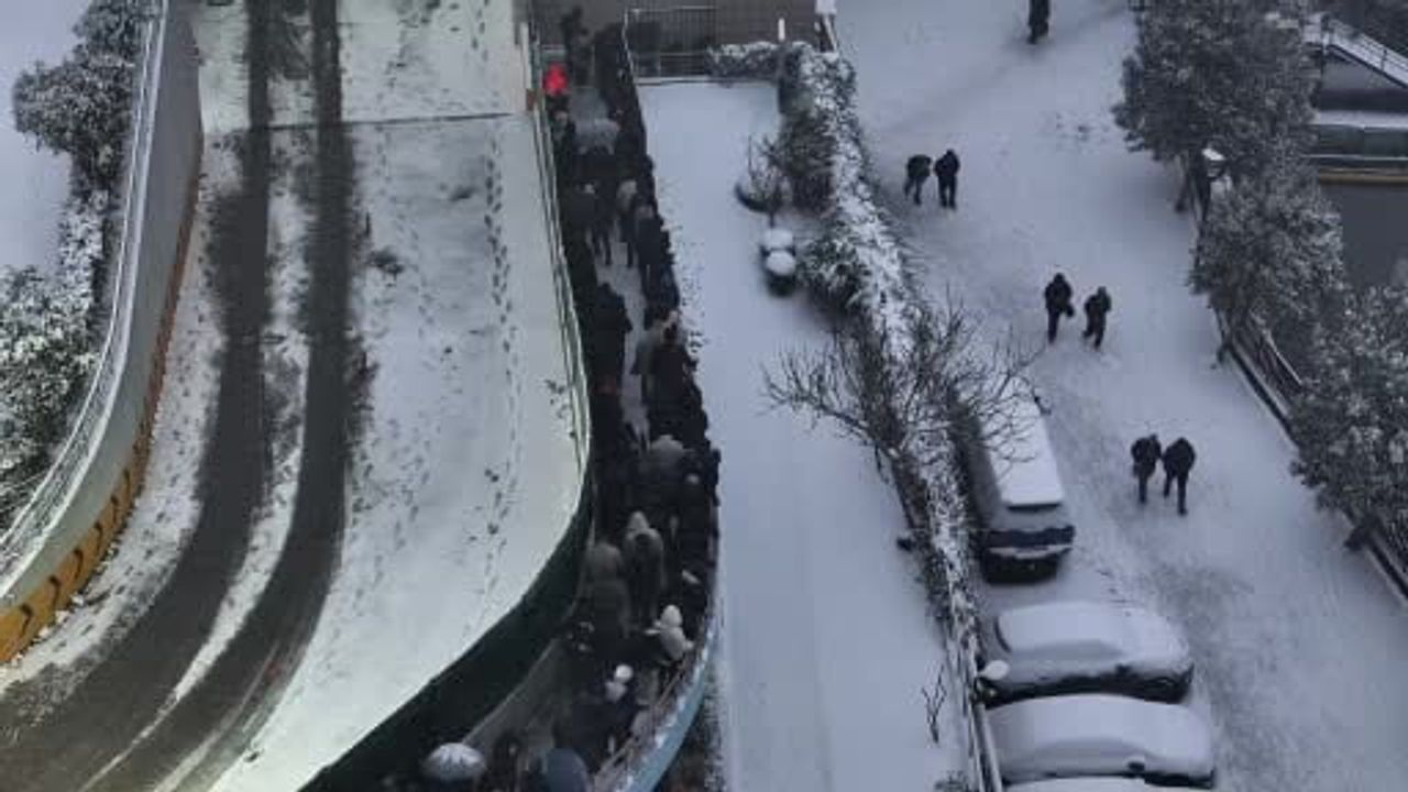 Bahçelievler'de lapa lapa kar: Yenibosna E-5 trafiği havadan görüntülendi