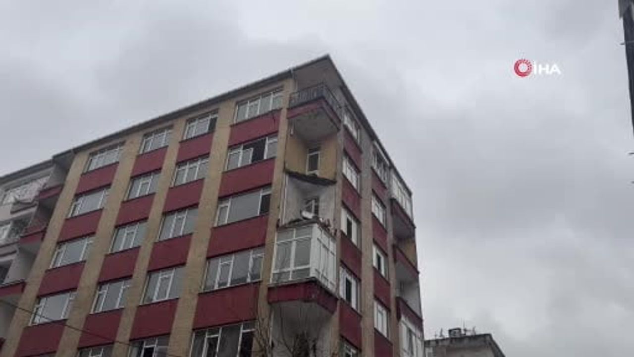 Bahçelievler'de sağanak sonrası balkon çöktü: Gündüz ortaya çıkan hasar ve yıkım süreci