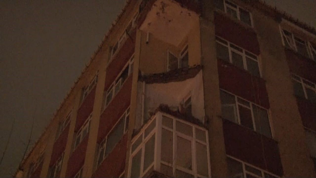 Bahçelievler'de Tahliye Edilen Binanın Balkonu Sağanak Sonrası Çöktü