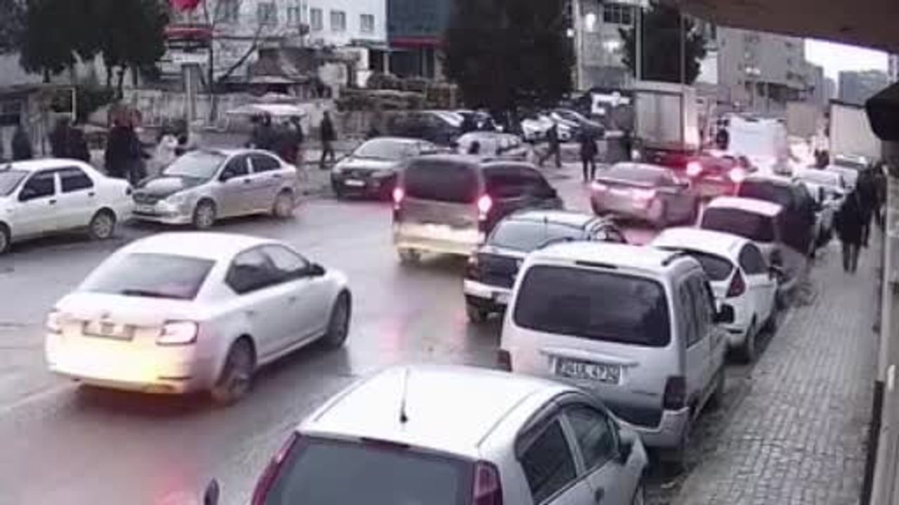 Bahçelievler Yenibosna'da Şiddetli Rüzgar Ağacı Devrildi: Metro Çıkışında Yolcular Son Anda Kurtuldu