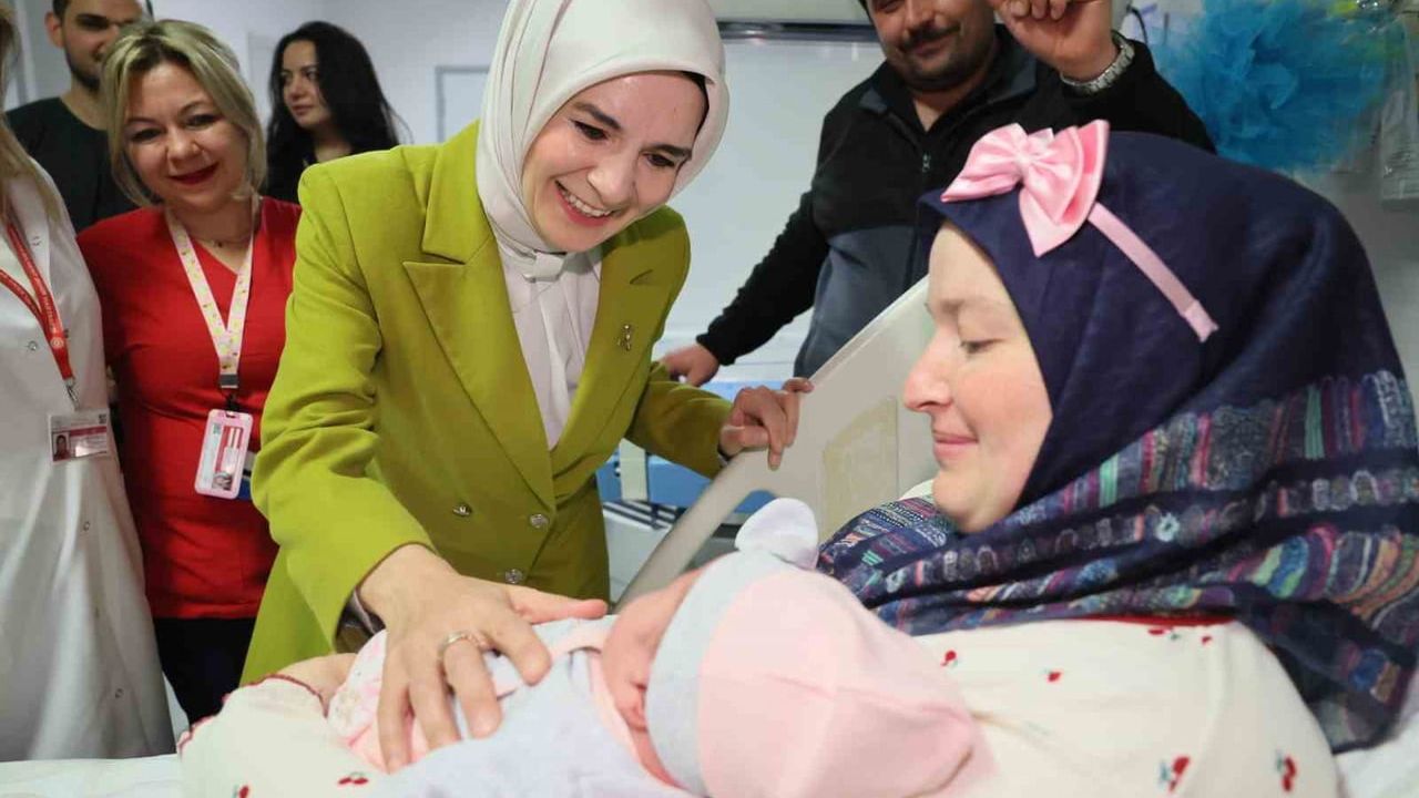 Bakan Göktaş, Bilkent Şehir Hastanesi'nde yeni doğanları ve ailelerini ziyaret etti