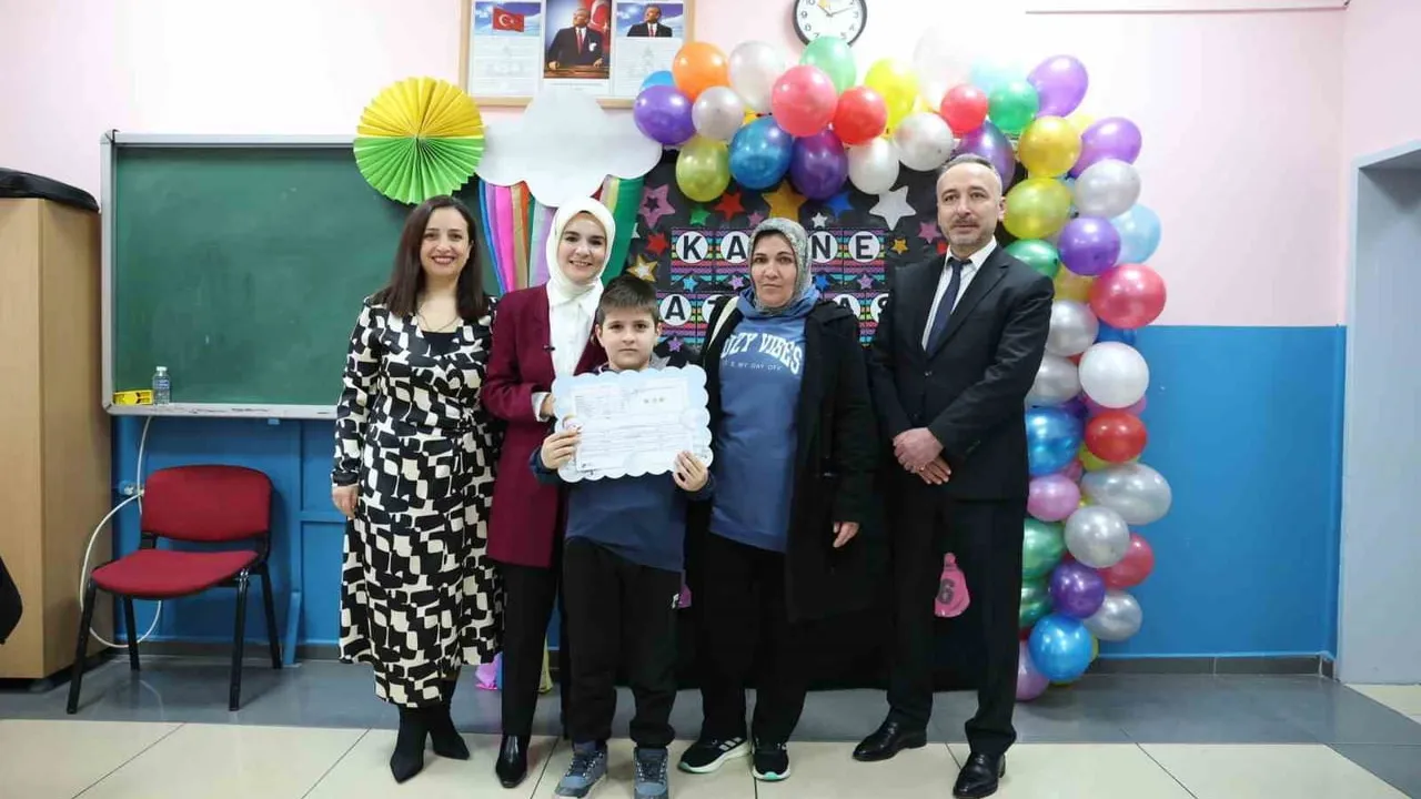 Bakan Göktaş, şehit Selahattin Taşkın’ın oğluna ilk karnesini verdi