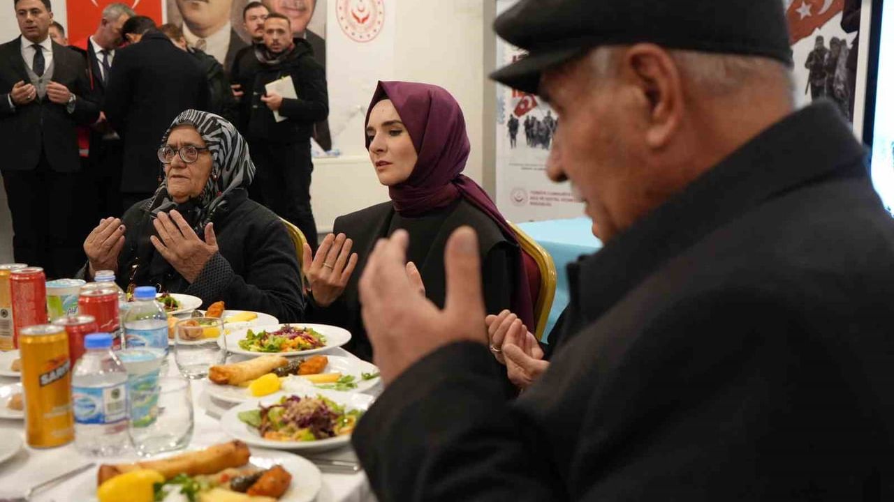 Bakan Mahinur Özdemir Göktaş, Kars'ta şehit yakınlarıyla gönül sofrasında buluştu