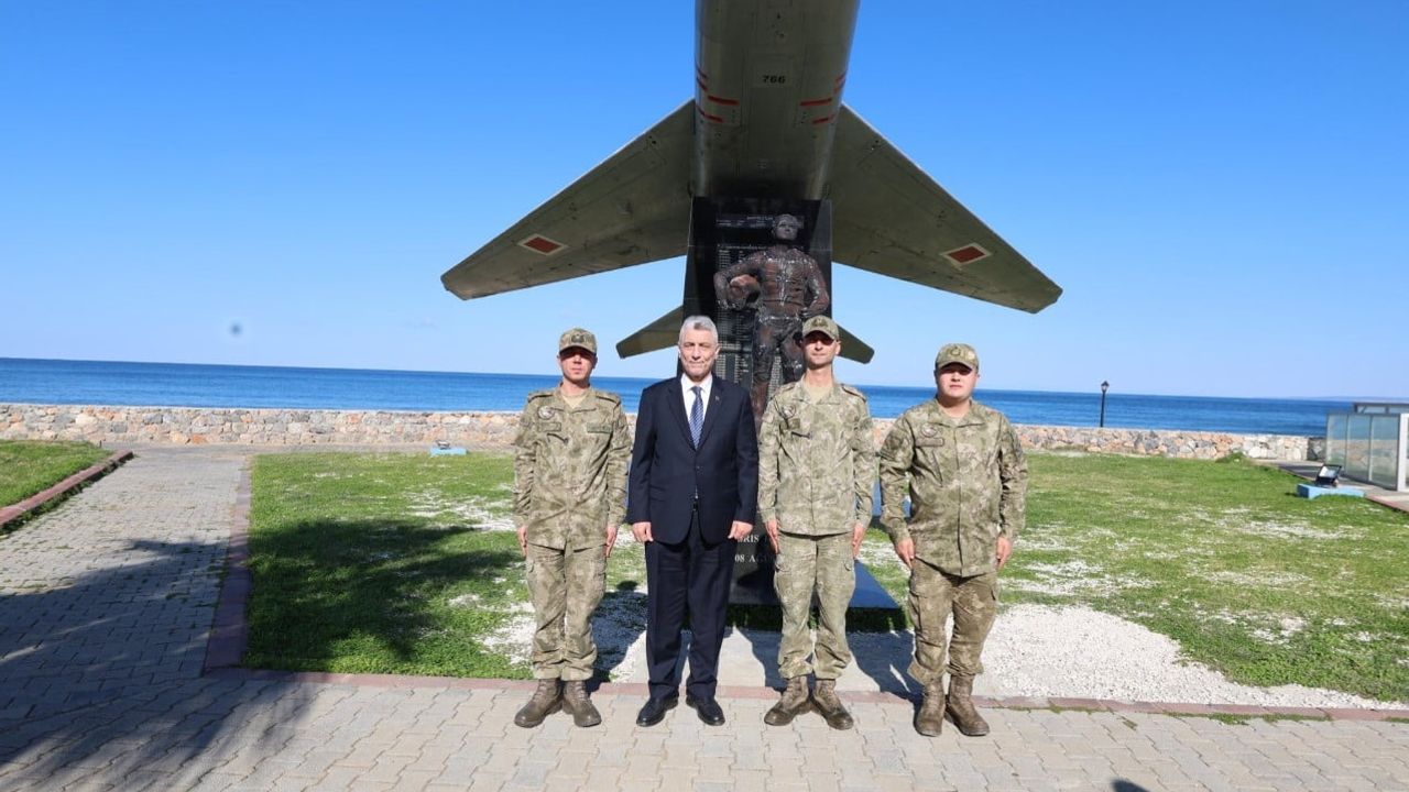 Bakan Ömer Bolat Lefkoşa'da Şehit Yüzbaşı Cengiz Topel'in Anıtını Ziyaret Etti