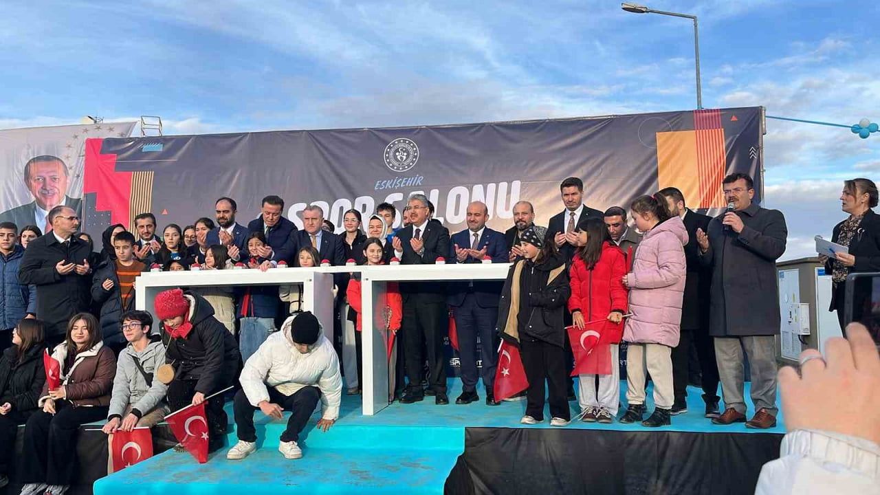 Bakan Osman Aşkın Bak: 12 milyon vatandaşımıza yüzme öğrettik — Çankaya Kapalı Spor Salonu'nun temeli Eskişehir'de atıldı