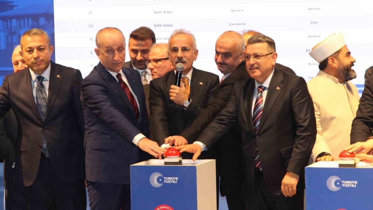 Bakan Uraloğlu: Kürt kardeşlerimizle aramıza hiç kimse engel koyamaz — 500 bin sosyal konut projesi Trabzon’da