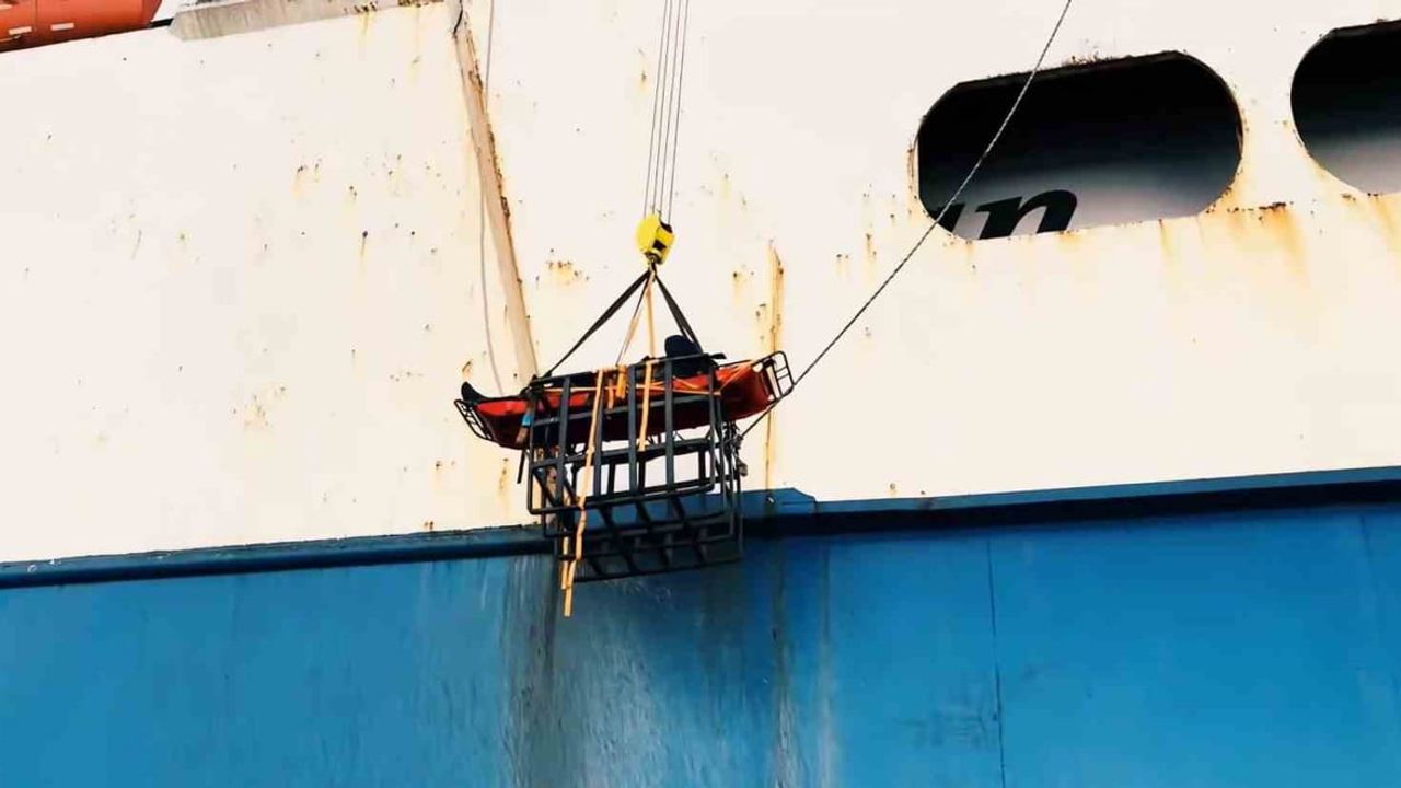 Bakan Yerlikaya: Sakarya açıklarında gemide fenalaşan vatandaş Sahil Güvenlik tarafından tahliye edildi