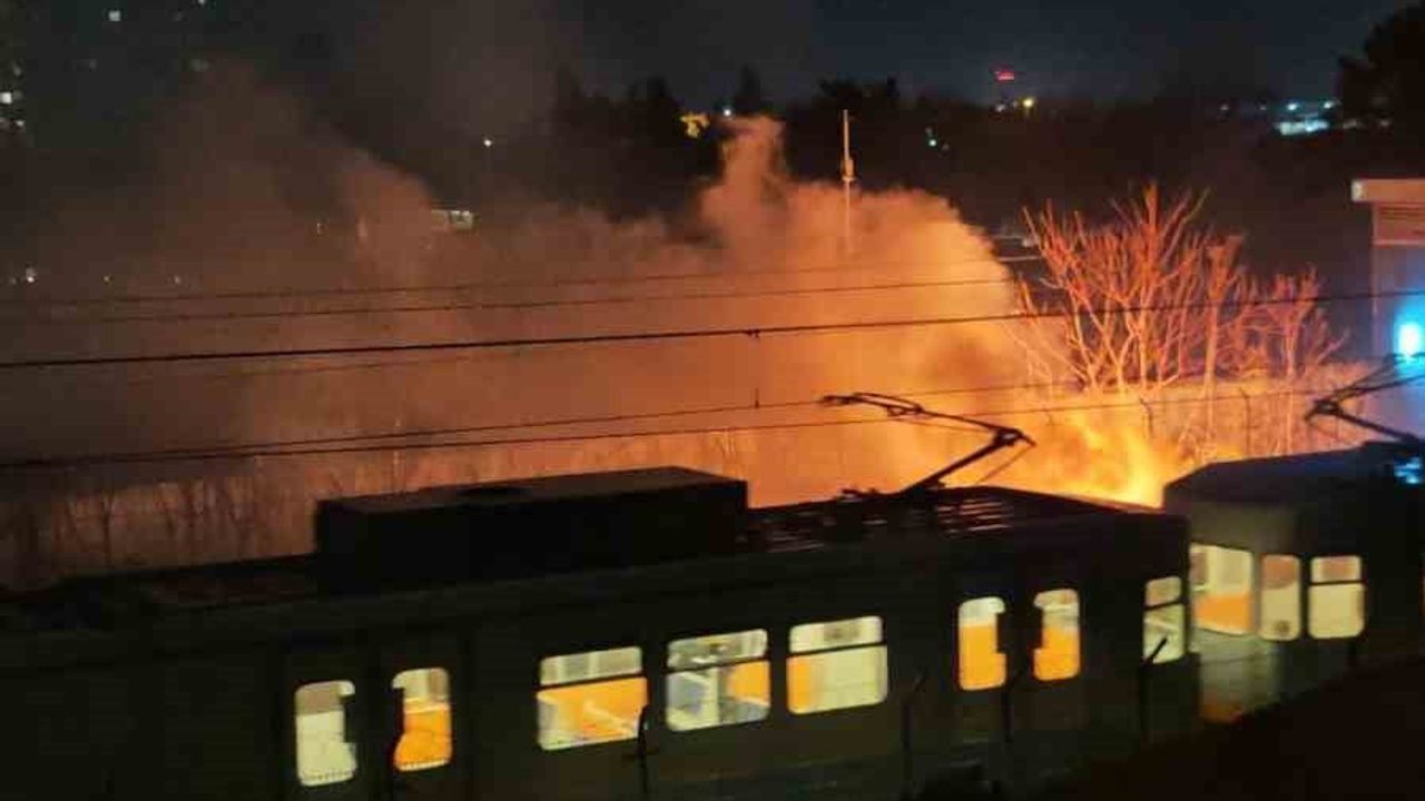 Bakırköy'de Yenibosna Metro Durağı Yanındaki Elektrik Kablosu Yangını Söndürüldü
