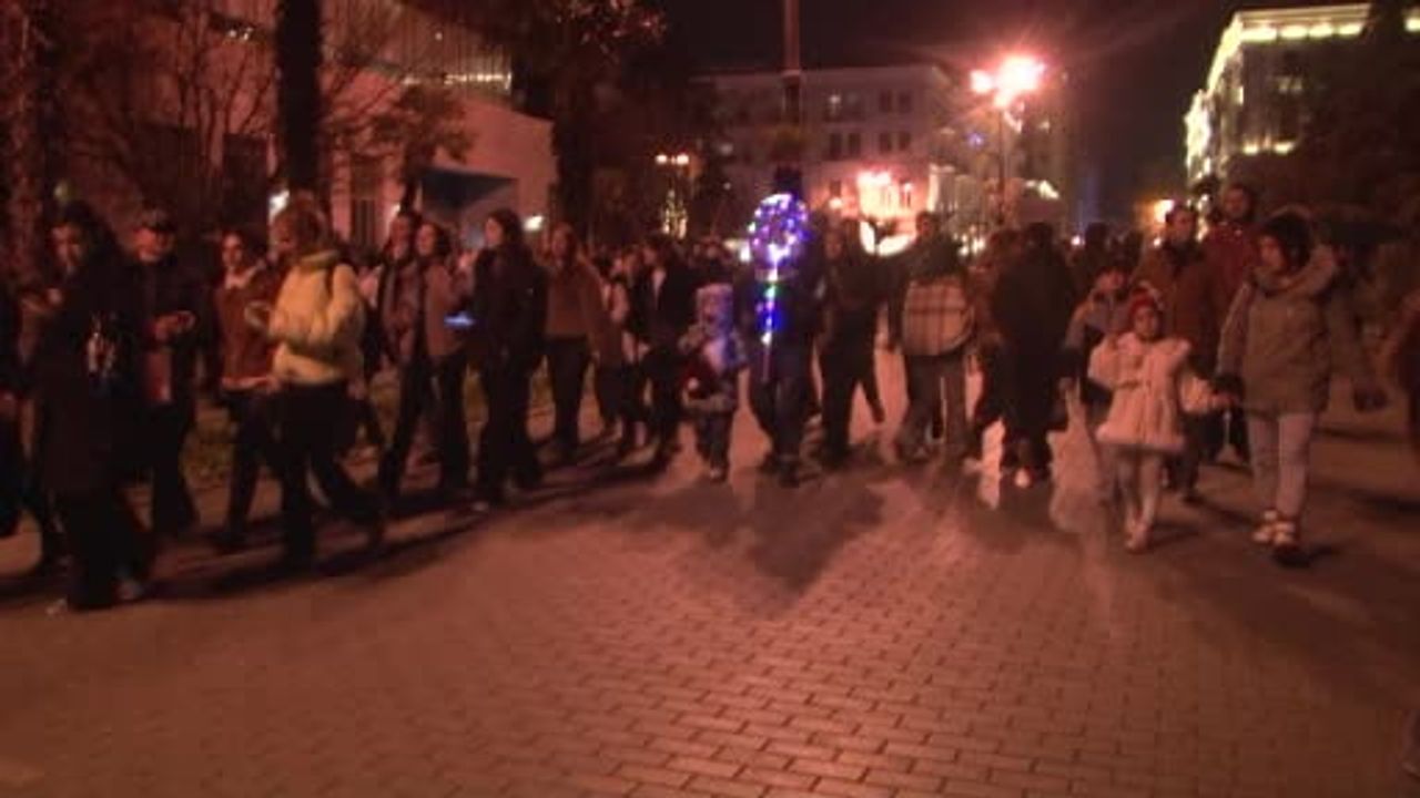 Bakü'de Binler 2026'yı Havai Fişeklerle ve Azerbaycanlılar Dayanışma Günü ile Karşıladı