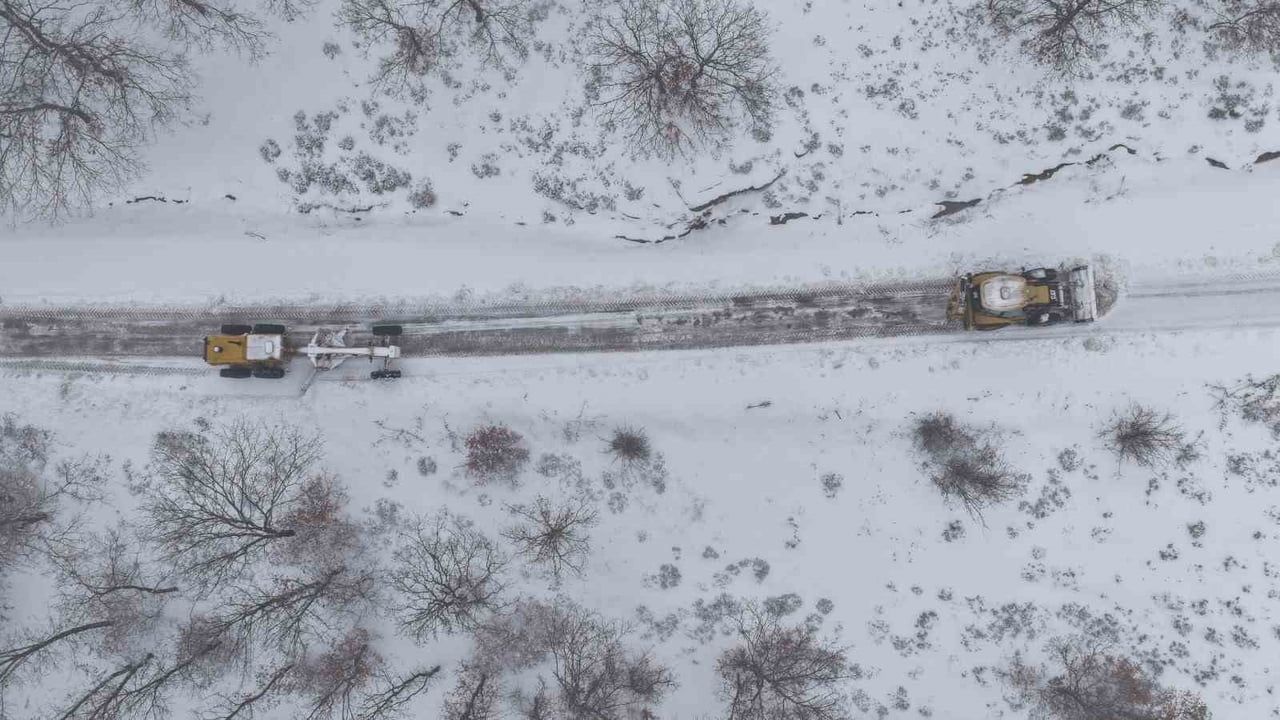 Balıkesir Büyükşehir Belediyesi karla mücadelede 98 personel ve araç filosuyla 7/24 görevde