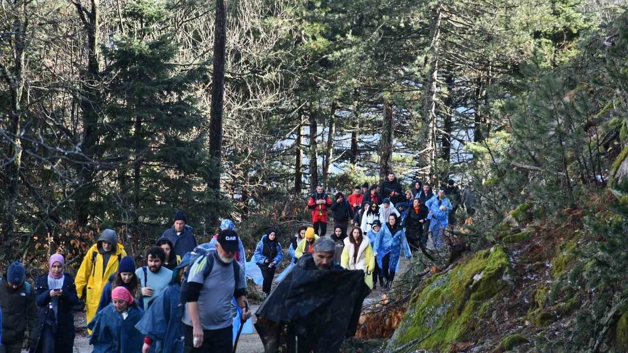 Balıkesir Büyükşehir'den "20 İlçe Her Ay Yeni Bir Rota": Edremit Kaz Dağları'nda İlk Yürüyüş