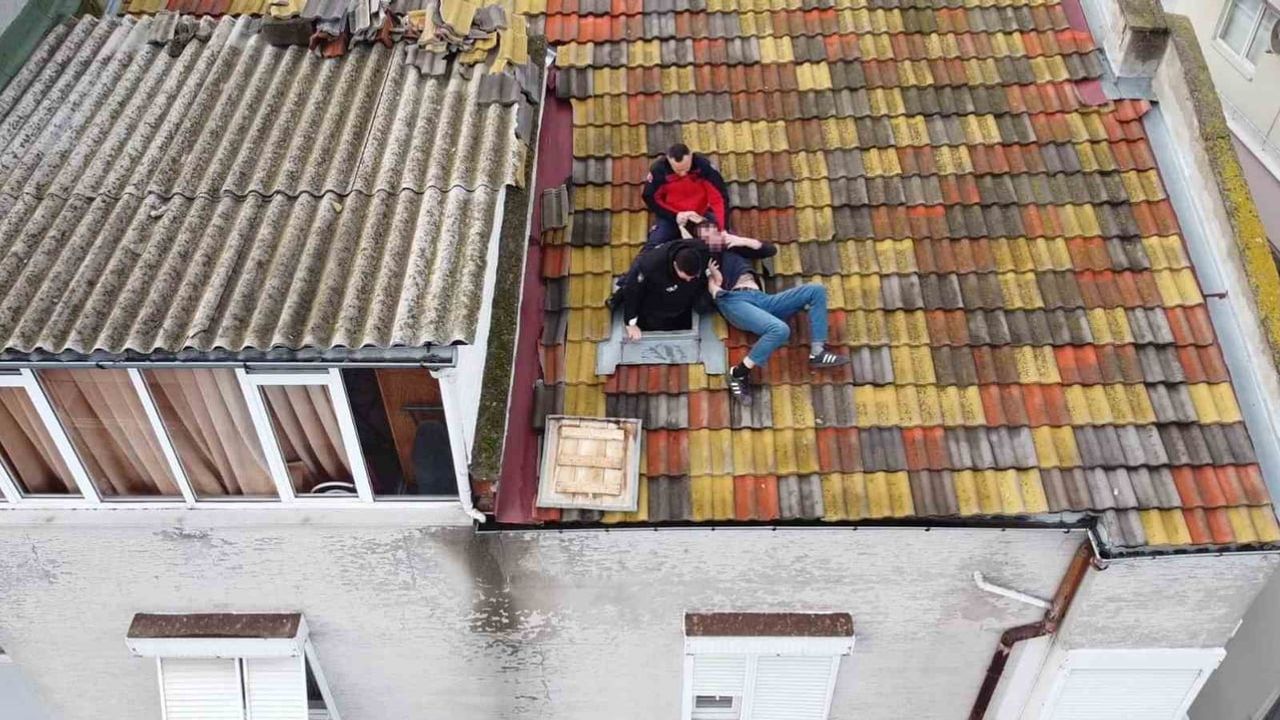 Balıkesir'de atlama girişiminde bulunan kişi polis ve itfaiye ekiplerince çatıdan indirildi
