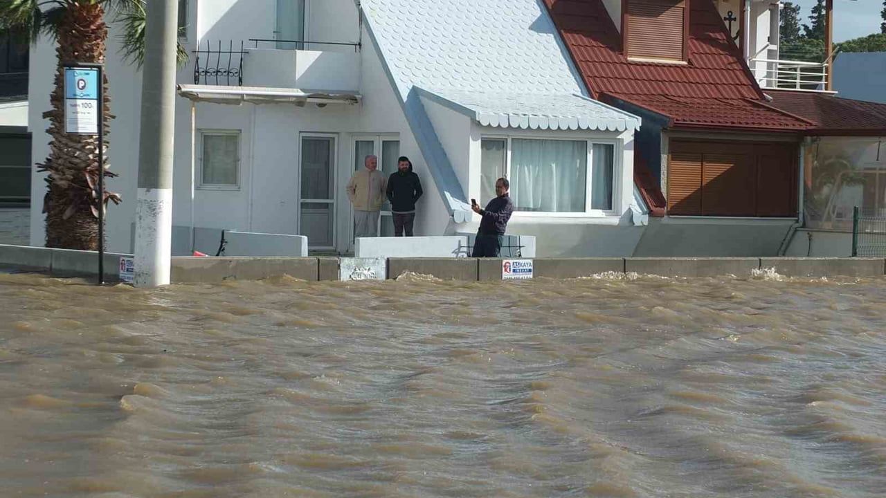 Balıkesir'de deniz taştı: Burhaniye sahilinde yollar ve yazlıklar sular altında