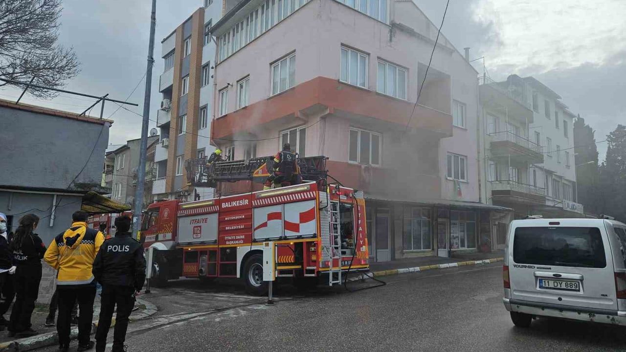 Balıkesir'de ev yangınında itfaiye ekipleri Türk bayraklarını korudu