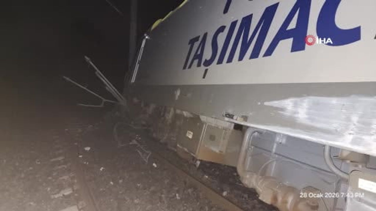 Balıkesir'de heyelan nedeniyle 6 Eylül Ekspresi'nin lokomotifi ve bir vagonu raydan çıktı