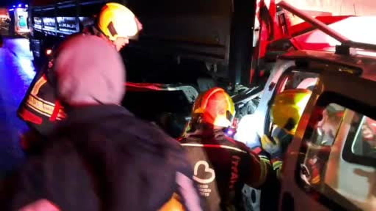 Balıkesir'de otomobil tıra arkadan çarptı: 1 yaralı