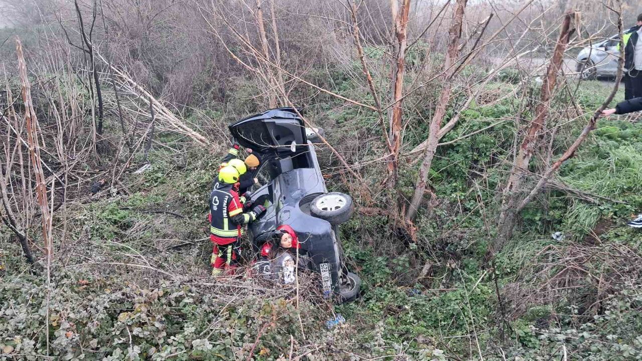Balıkesir'de Şarampole Yuvarlanan Otomobil: Anne ve Kızı Yaralandı
