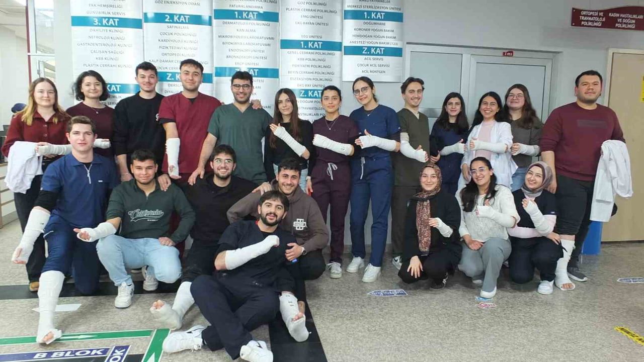 Balıkesir'de Tıp Öğrencileri Ortopedi Stajında Alçı Uygulaması Yaptı