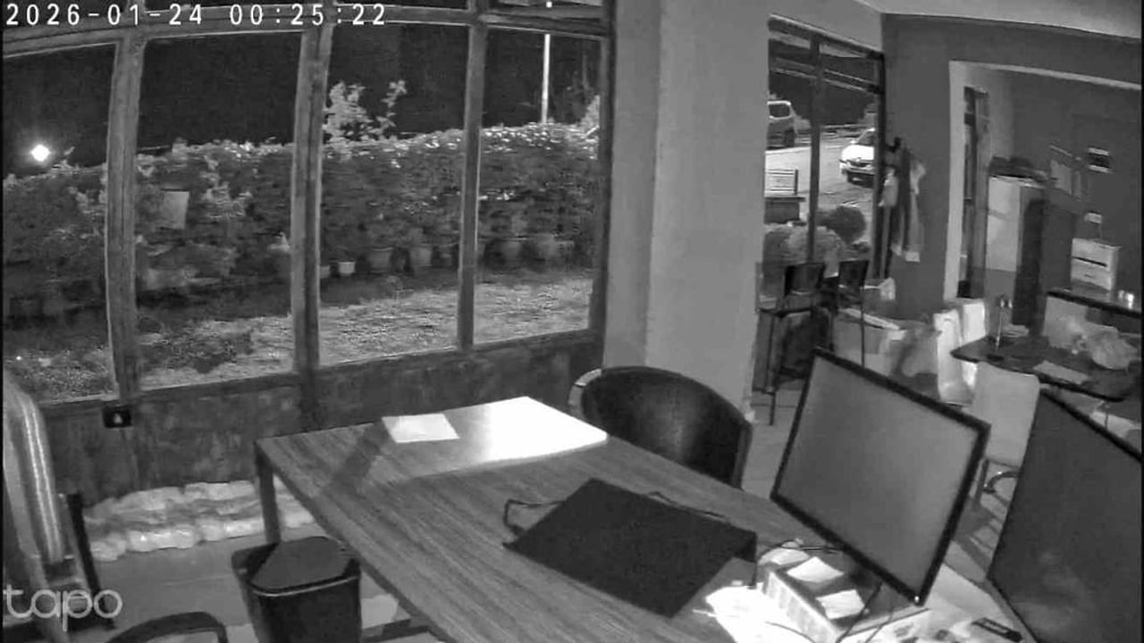 Balıkesir’deki deprem Mudanya’da hissedildi; iş yerinin güvenlik kamerasına yansıdı