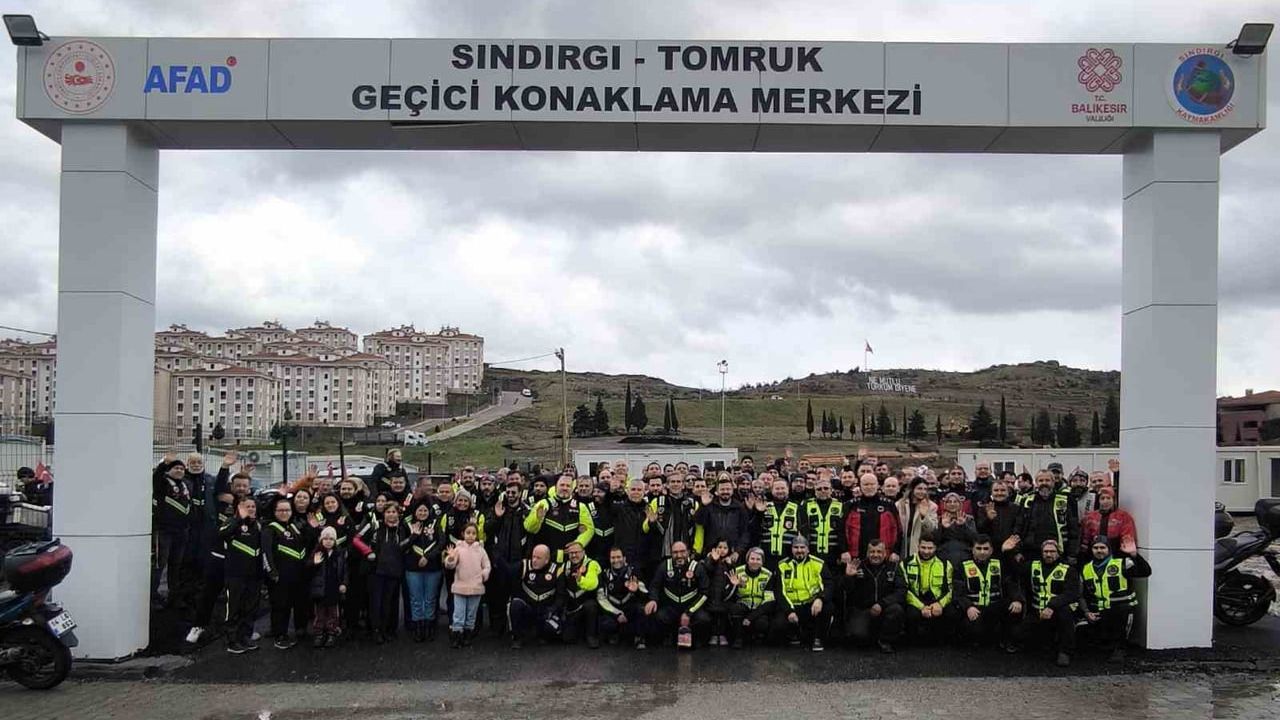Balıkesir'den Sındırgı'ya Dayanışma Konvoyu: Motosiklet Kulüpleri Depremzedelere Destek Verdi