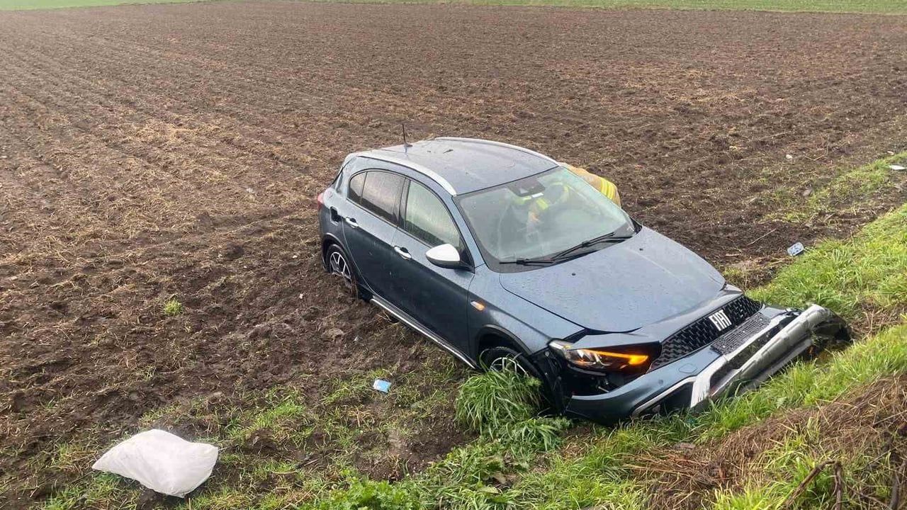 Balıkesir Gönen'de yağış nedeniyle kayganlaşan yolda otomobil tarlaya uçtu: 2 yaralı