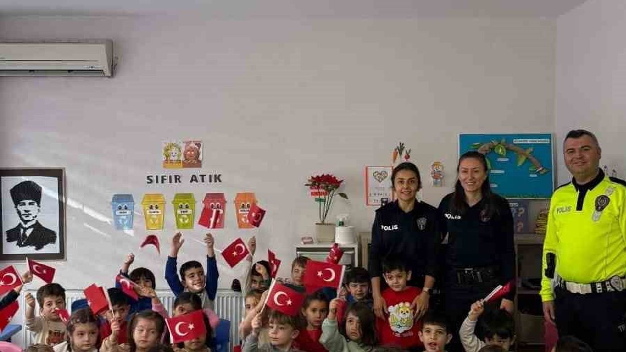 Balıkesir'in Burhaniye ilçesinde polisler anaokulunda miniklere trafik eğitimi verdi