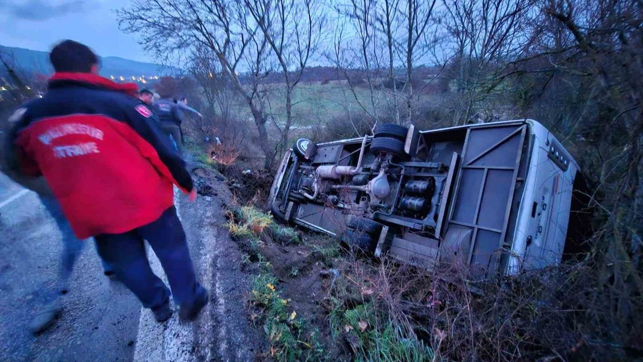 Balıkesir İvrindi'de servis aracı şarampole uçtu: 14 kişi yaralandı
