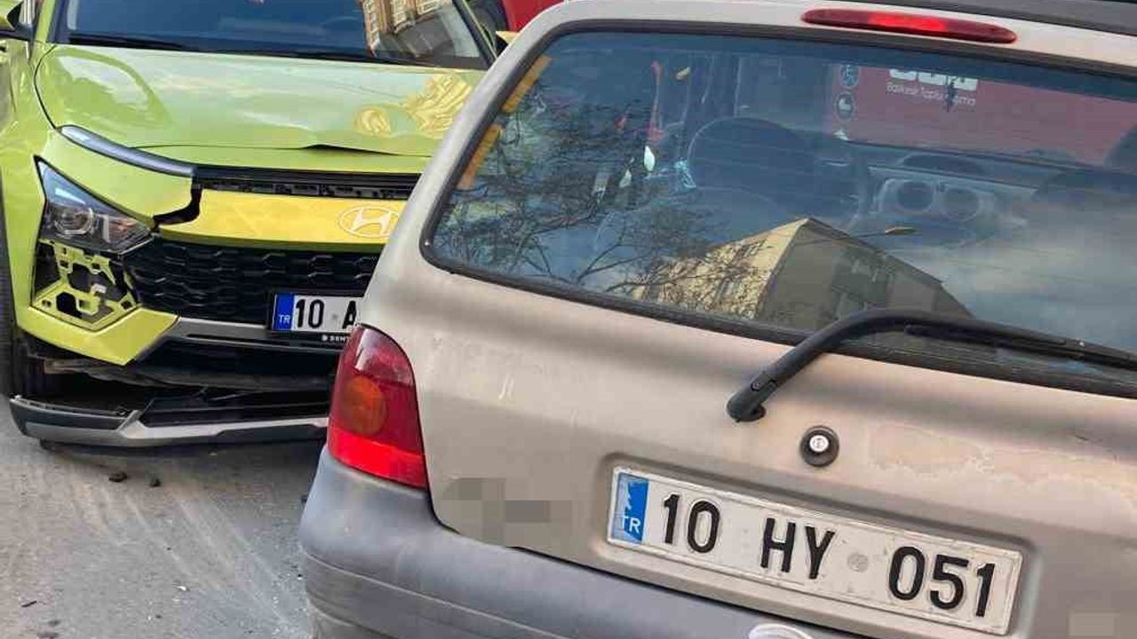 Balıkesir Karesi'de kavşakta çift yönlü trafik kazası: 1 ağır, 1 hafif yaralı