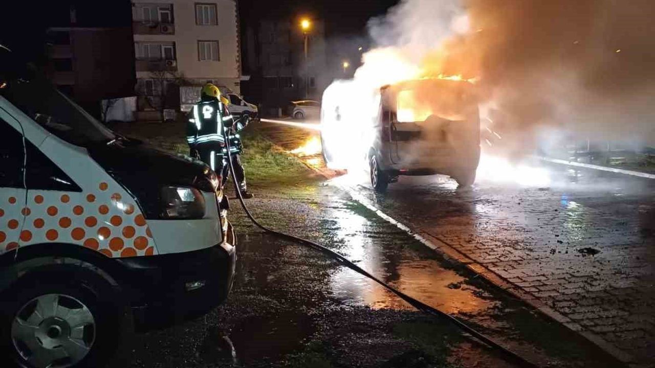 Balıkesir Karesi'de park halindeki hafif ticari araç yandı