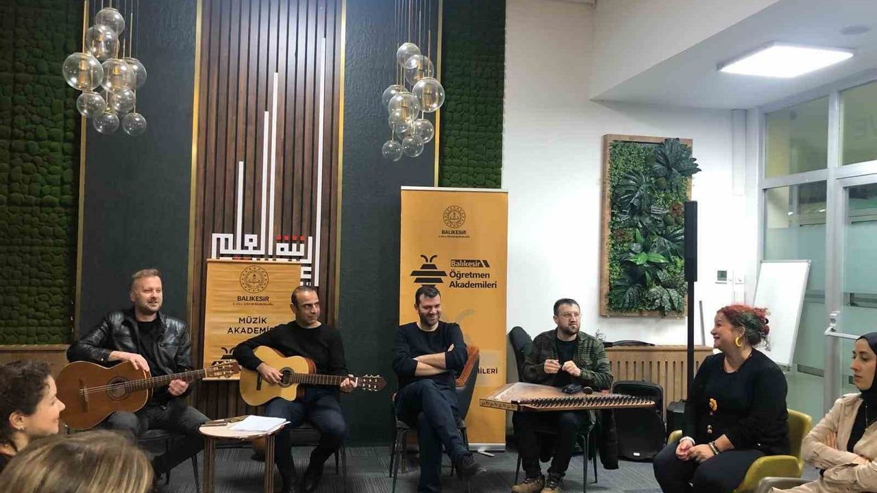 Balıkesirli öğretmenler Müzik Akademisi etkinliğinde birlikte çaldı ve söyledi