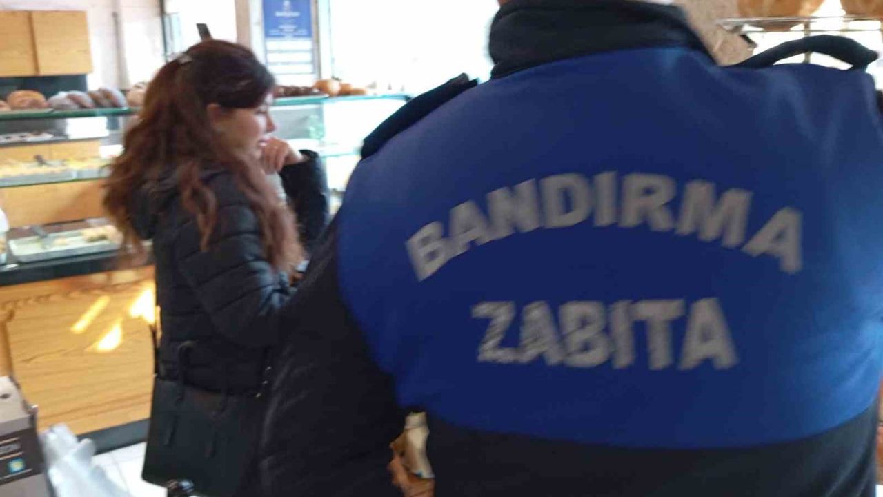 Bandırma'da gıda denetimi: Kurabiyeden sigara izmariti iddiası, tarihi geçmiş ürünlere el konuldu