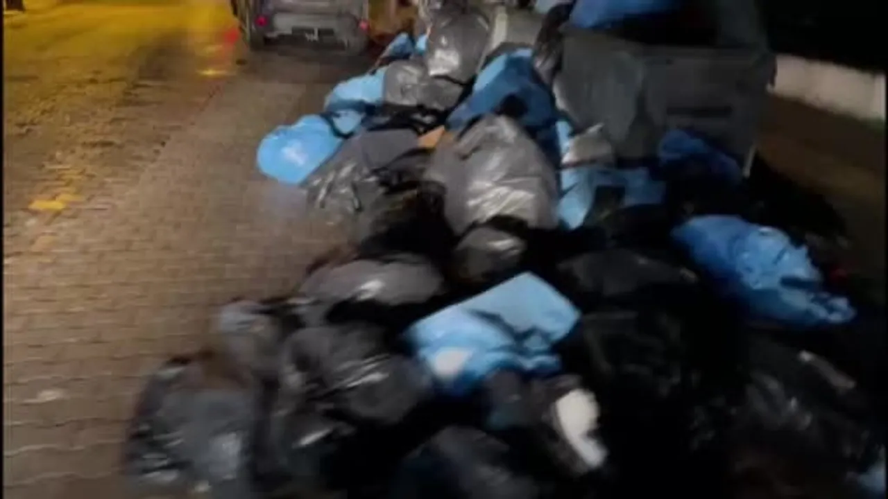 Bandırma'da Özel Hastane Önünde Biriken Çöpler Vatandaşların Tepkisini Çekti