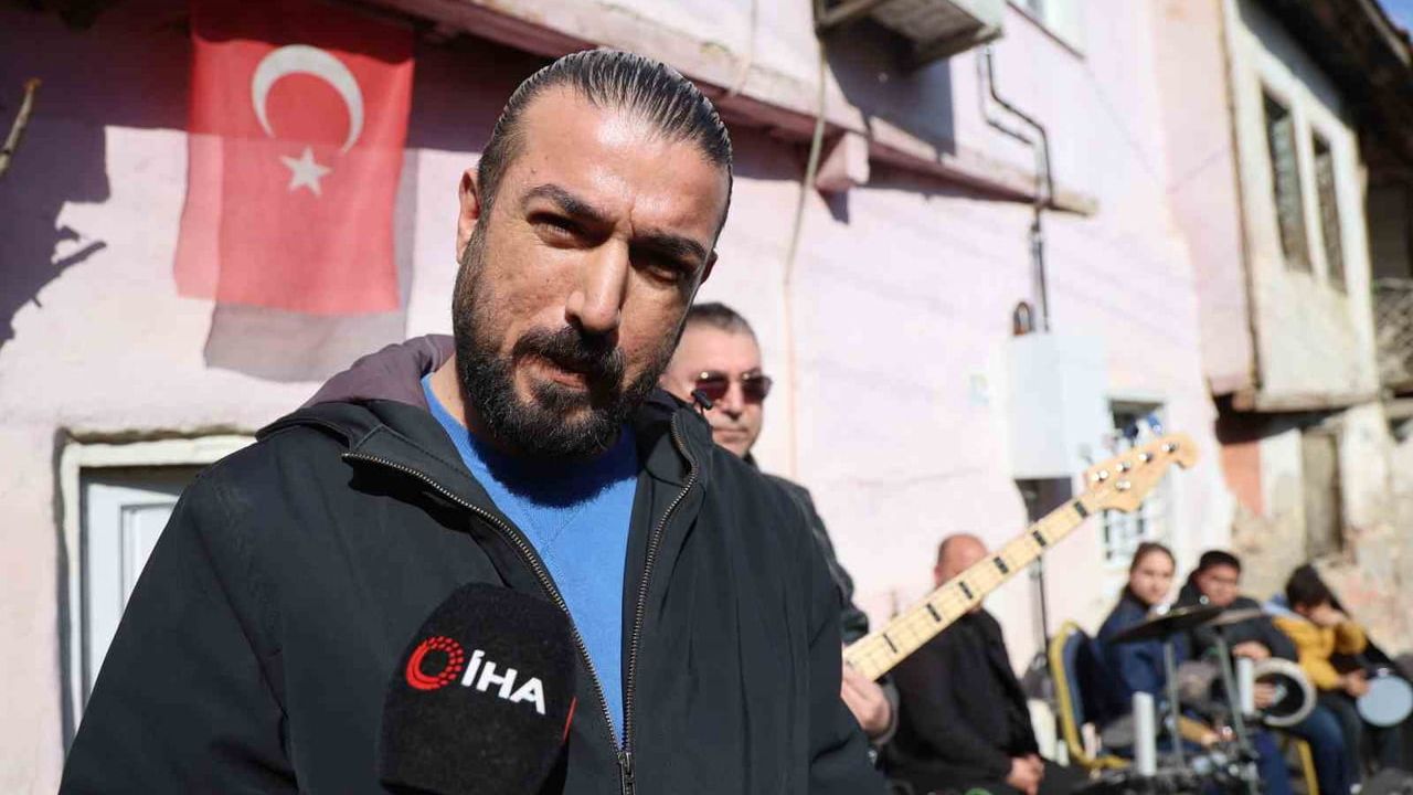 Barış Manço, Kozan'da annesinin yaşadığı evin önünde anıldı