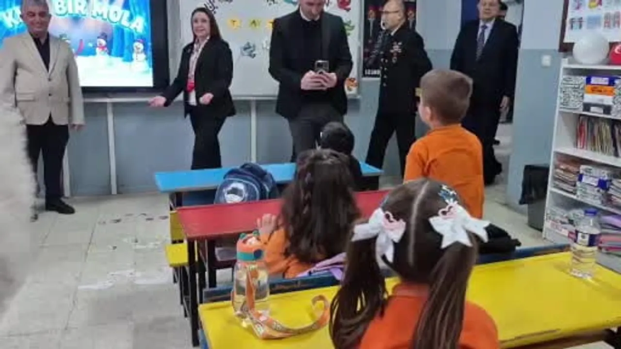 Bartın'da 30 bin öğrenci karnelerini alarak ara tatile başladı